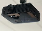 une photo d'un projecteur suspendu au plafond