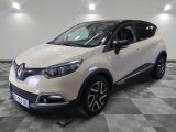 la voiture blanche est garée sur un sol en damier dans le garage