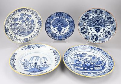 quatre assiettes bleues et blanches ornées de fleurs et d'oiseaux