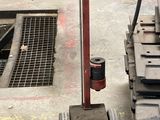 une machine posée sur le sol du garage