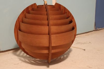 une image représentant une boule en bois dans laquelle se trouvent des ciseaux