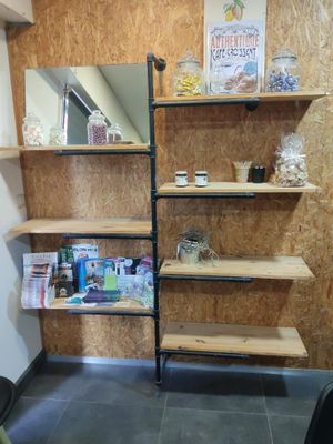 une pièce avec des étagères et un miroir accroché au mur