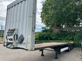 un camion garé sur le côté de la route