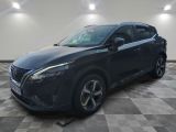 un SUV Nissan noir garé dans un garage au sol à damier