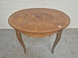 une table en bois ornée d'un motif floral