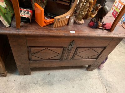 Coffre en chêne à décor de losanges