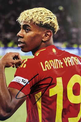 photo dédicacée d'un footballeur portant un maillot rouge et jaune