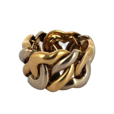 une image d'un gros plan d'une bague en or sur un fond blanc