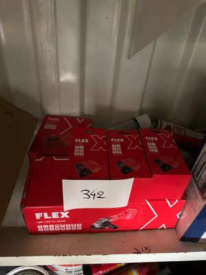 de nombreuses caisses de bière posées sur une étagère dans un placard