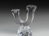 un vase en verre transparent posé sur une table