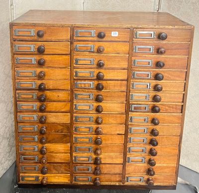 une armoire en bois surmontée de nombreux tiroirs