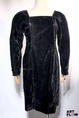 COURRÈGES Robe en velours noir ornée de sequins Taille présu…