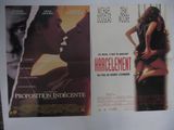 deux affiches de cinéma représentant un homme et une femme en train de s'embrasser face à face