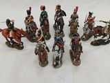 sept figurines représentant des soldats à cheval et à cheval