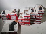 Plusieurs cartons de sous-vêtements féminins sont empilés les uns sur les autres