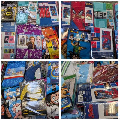 de nombreuses photos différentes représentant divers objets posés sur la table