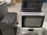 deux micro-ondes posés l'un sur l'autre sur une table