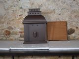 une petite lanterne marron posée sur une table à côté d'une boîte