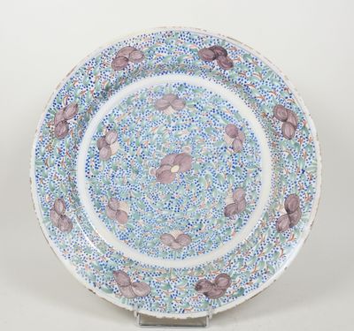 Gros plan sur une assiette bleue et blanche ornée de fleurs