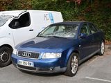 deux voitures garées l'une à côté de l'autre dans un parking