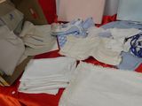 une boîte de chiffons posée sur une table, à côté d'une autre boîte de chiffons