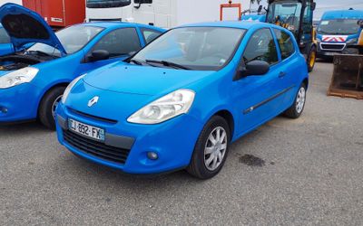 deux voitures bleues garées l'une à côté de l'autre sur un parking