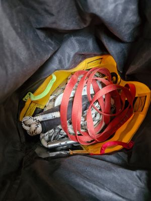 un sac contenant tout un tas d'objets