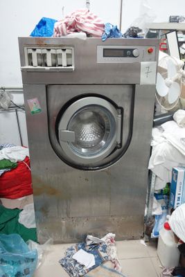 une machine à laver au milieu d'un tas d'ordures