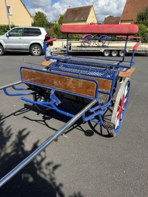 une remorque bleue avec un canoë à l'arrière