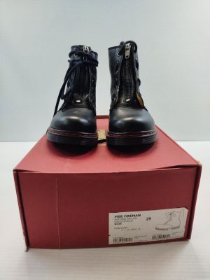 des bottines en cuir noir avec des fermetures éclair sur le dessus d'une boîte rouge