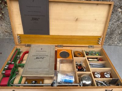 une boîte en bois contenant divers outils et un livre