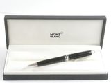 le stylo se trouve dans la boîte, posée sur la surface blanche