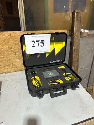 une valise noire sur laquelle figure un logo jaune et noir