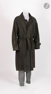 une photo d'un mannequin masculin vêtu d'un trench-coat