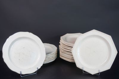 un grand nombre d'assiettes posées sur une table