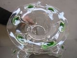 une personne qui tient un objet en verre dans la main