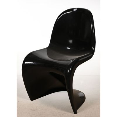 chaise en plastique noir avec des pieds incurvés et une assise incurvée