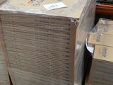 de nombreux cartons posés à même le sol dans l'entrepôt