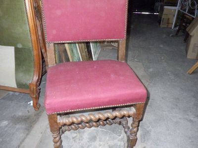 une chaise rose avec une structure en bois et une assise rose