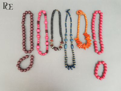 un gros plan sur plusieurs colliers posés sur une table