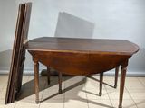 une image représentant une table avec deux chaises et un morceau de bois