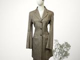 une image représentant un mannequin vêtu d'un costume et d'un chapeau