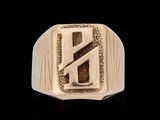 une image représentant une bague en or sur laquelle figure la lettre k