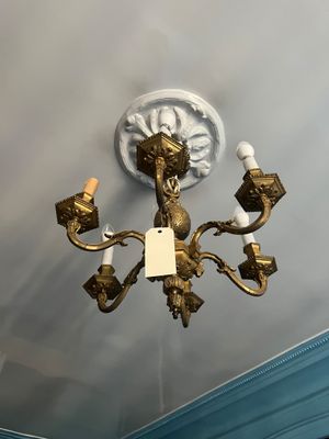 un lustre en or suspendu au plafond d'une pièce