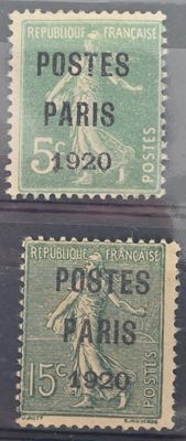 quatre timbres différents provenant de France et représentant la France, exposés dans une vitrine