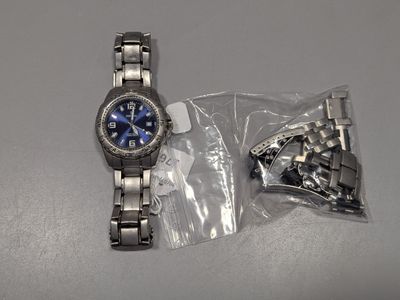 une montre posée sur une table