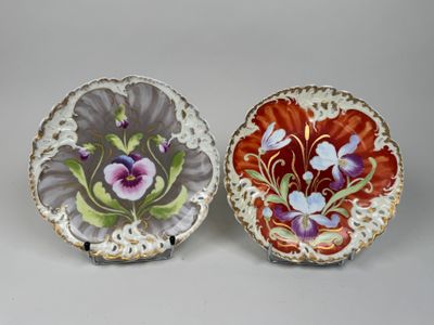 deux assiettes ornées de fleurs, posées côte à côte