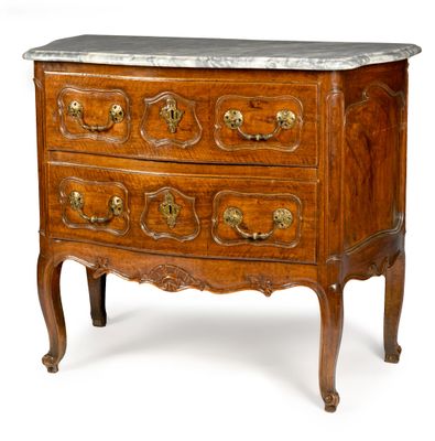 une commode en bois avec dessus en marbre