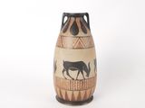 un vase sur lequel est représenté un cheval