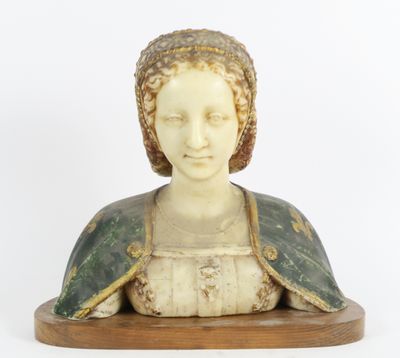 statue d'une femme vêtue d'une robe verte et blanche, posée sur un socle en bois